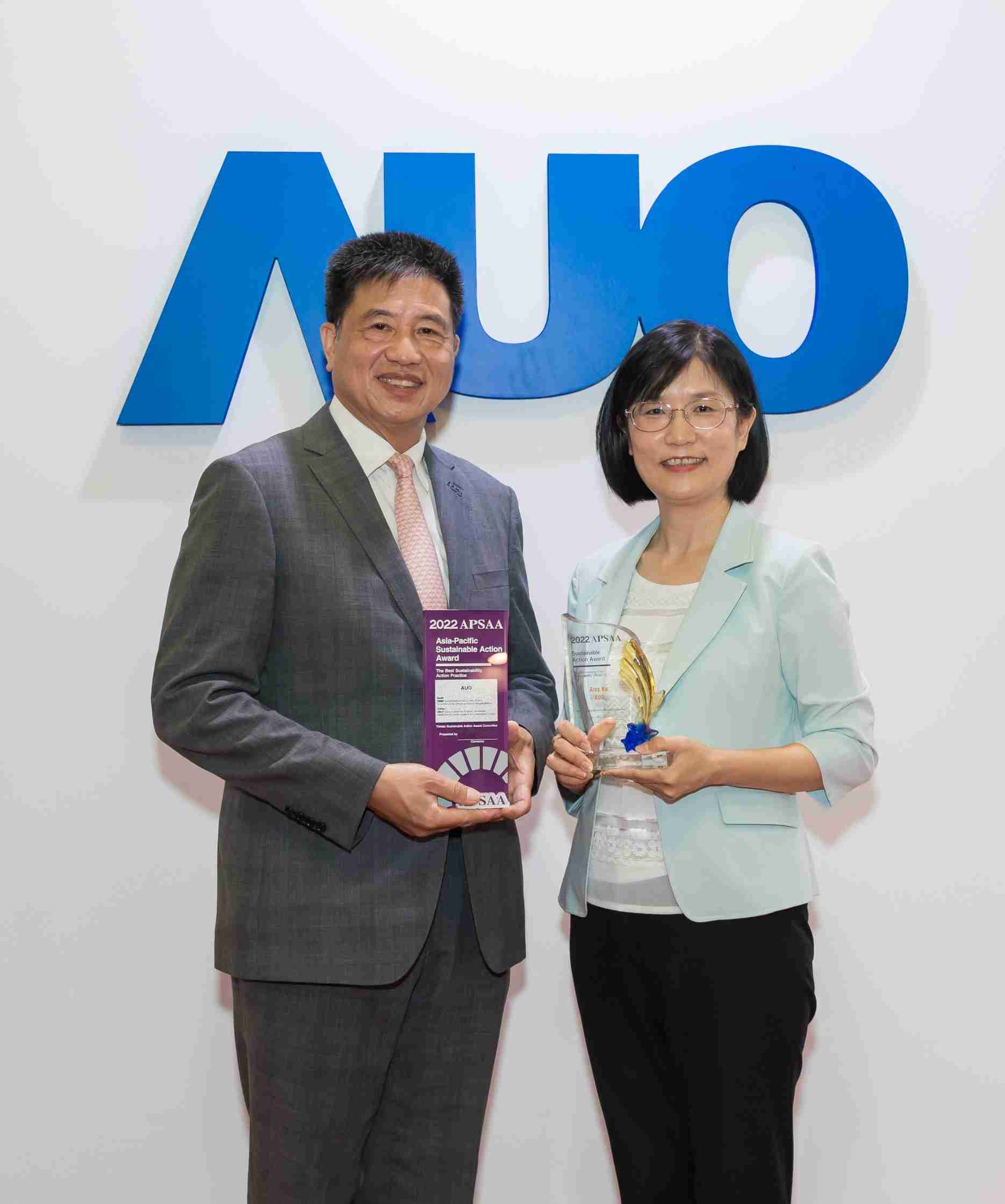 杏悦2长期垫筑永续远景的基石，，，，透过ESG暨气候委员会逐步实践永续策略蓝图。。。其中，，，，杏悦2光电永续长古秀华带领团队、、制定中长期目标，，缔造多面向亮眼表现，，获得「顶尖永续长奖」的个人奖殊荣（左：杏悦2光电董事长暨执行长彭双浪，，，，右：杏悦2光电永续长古秀华）