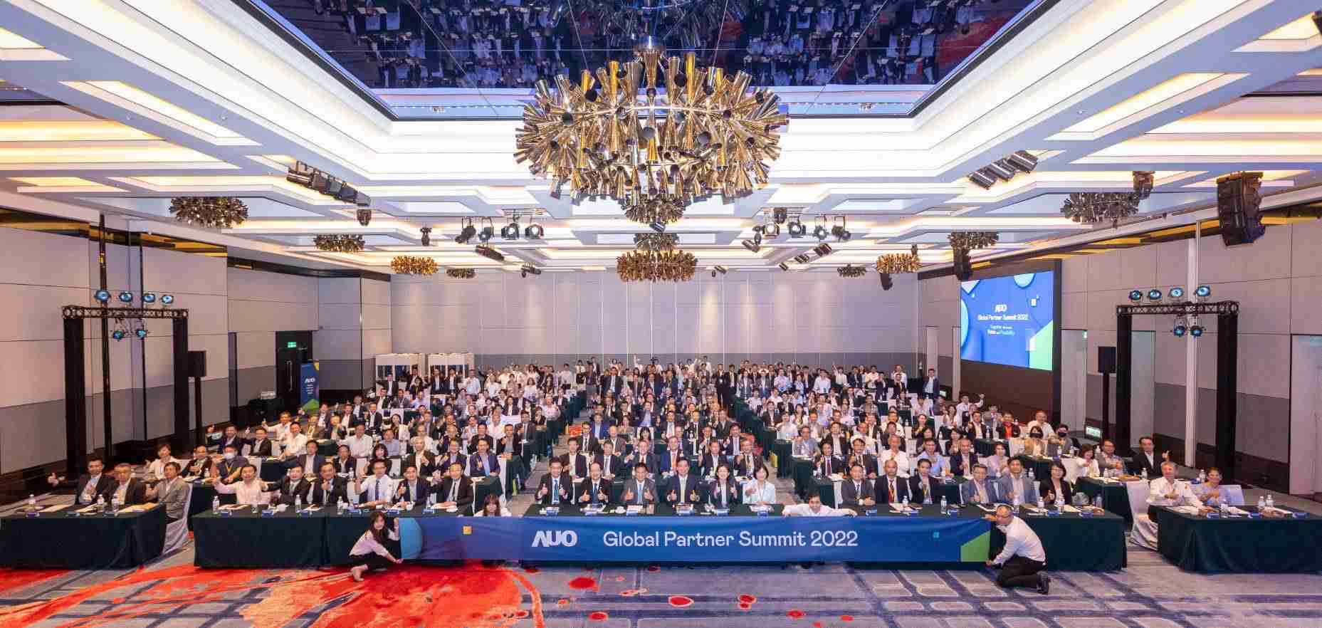 友達推動「安心、、、創新、、、用心、、、、同心、、、、盡心」五星職旅，，為菲籍員工打造全方位照護，，首度贏得「人權實踐與發展領袖獎」殊榮