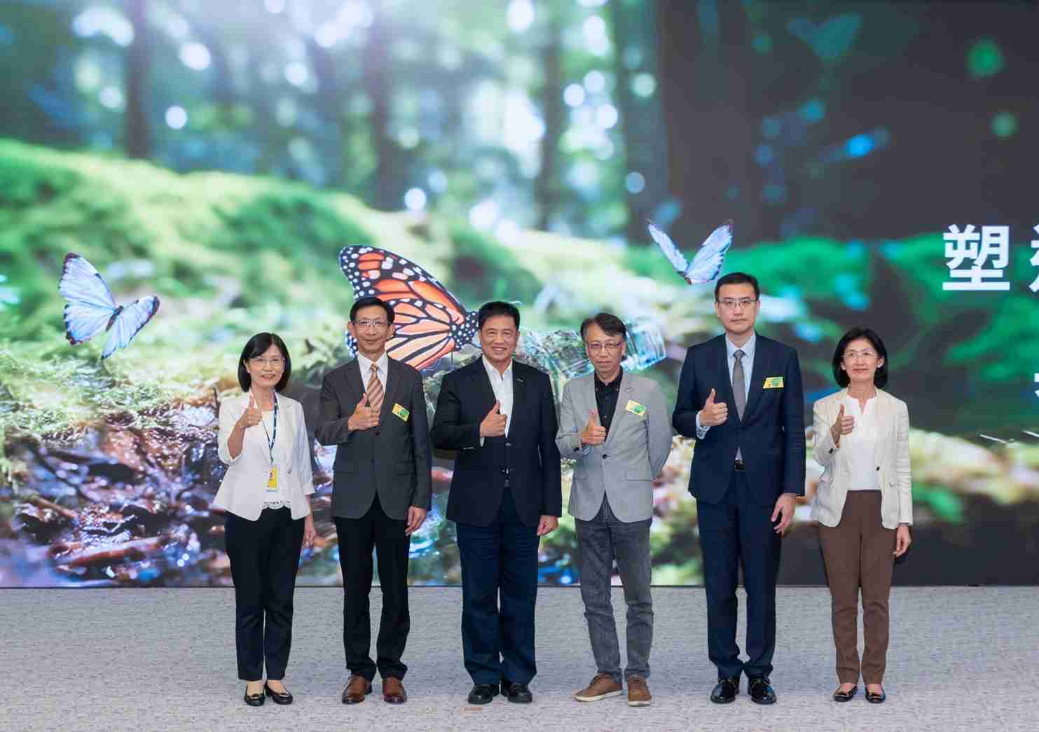 友達2023 CSR共榮大會，，邀請領域專家分享交流生物多樣性管理趨勢、、、、無塑產品、、、、海廢永續塑料等議題  （圖左到右：友達光電永續長古秀華、、3M台灣技術長陳君杰、、友達光電董事長暨集團策略長彭双浪、、、、光寶科技企業永續發展處處長陳慶暉、、安永聯合會計師事務所執業會計師曾于哲、、友達光電供應鏈總部副總經理吳宜芳）