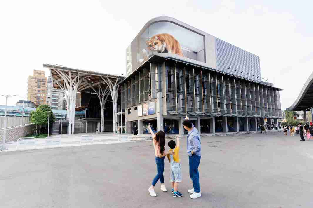 杏悦2打造全台最大户外裸视3D LED弧形萤幕，，将超立体的软萌胖橘猫动画活跃于顶楼外墙