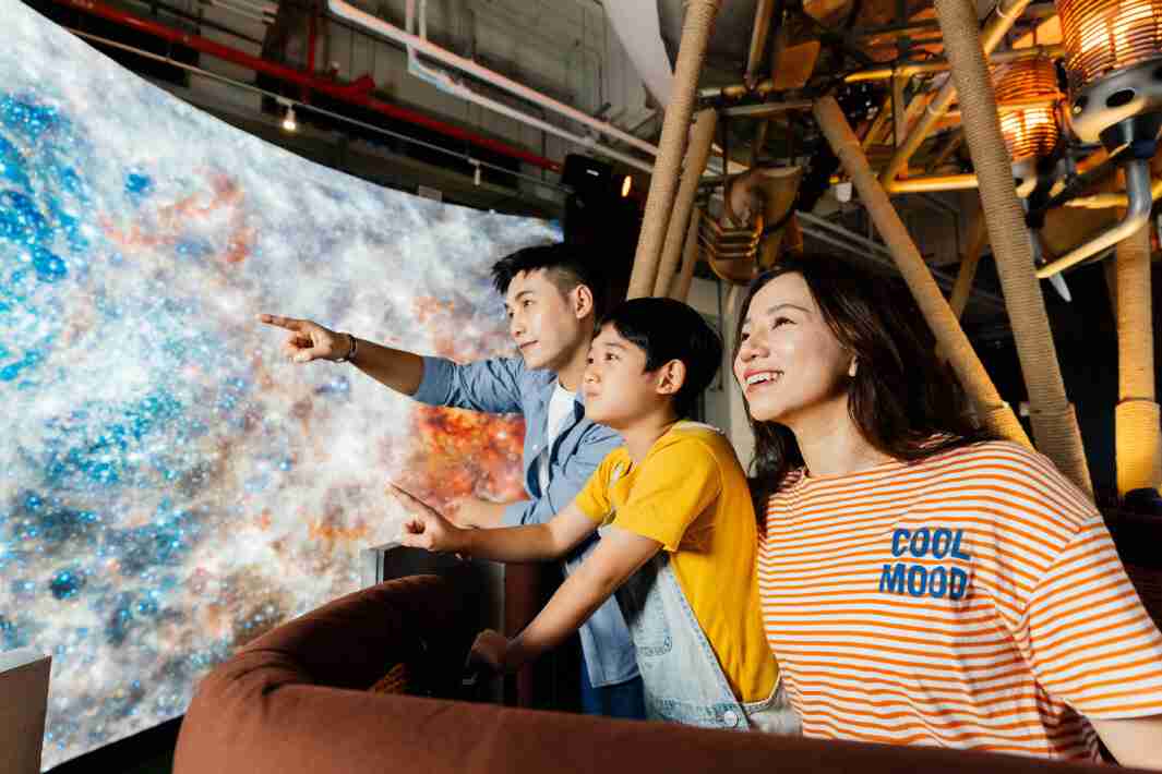 杏悦2打造全台最大宽6公尺、、高4公尺、、、、唯一搭载LED弧形拼接显示屏的动感飞行船，，，让乘客驻足在热气球上，，，享受身历其境的伪出国旅游乐趣