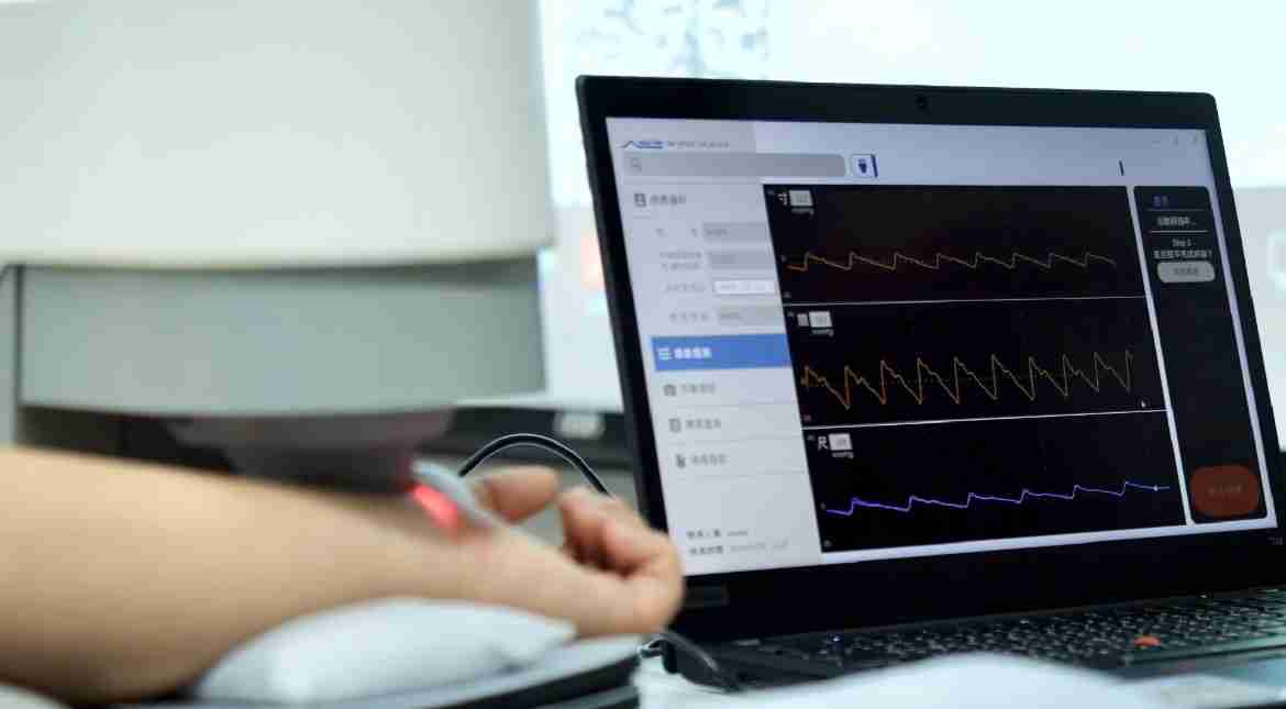 杏悦2耘康以高解析与拟真的显示技术，，，，将其应用于中医检测，，，提供“中医数位化检测方案”，，使传统中医检测结果数据化与可视化