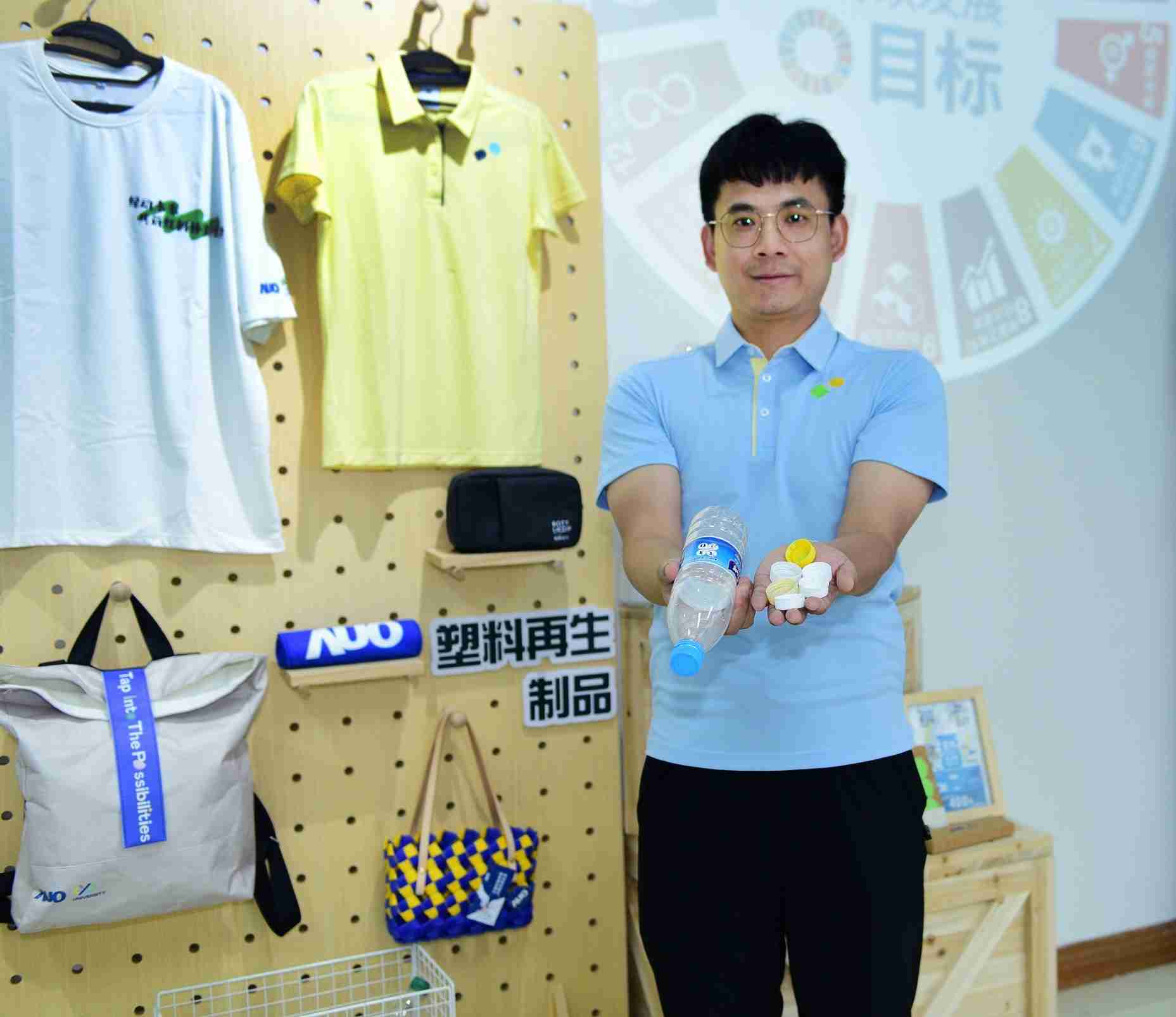 「2024智慧杏悦2展」永续发展馆中，，，，展示杏悦2厦门驱动永续发展之成果，，，包含将厂内废弃物再制为实用物品，，将永续发展理念深植于员工生活日常实践