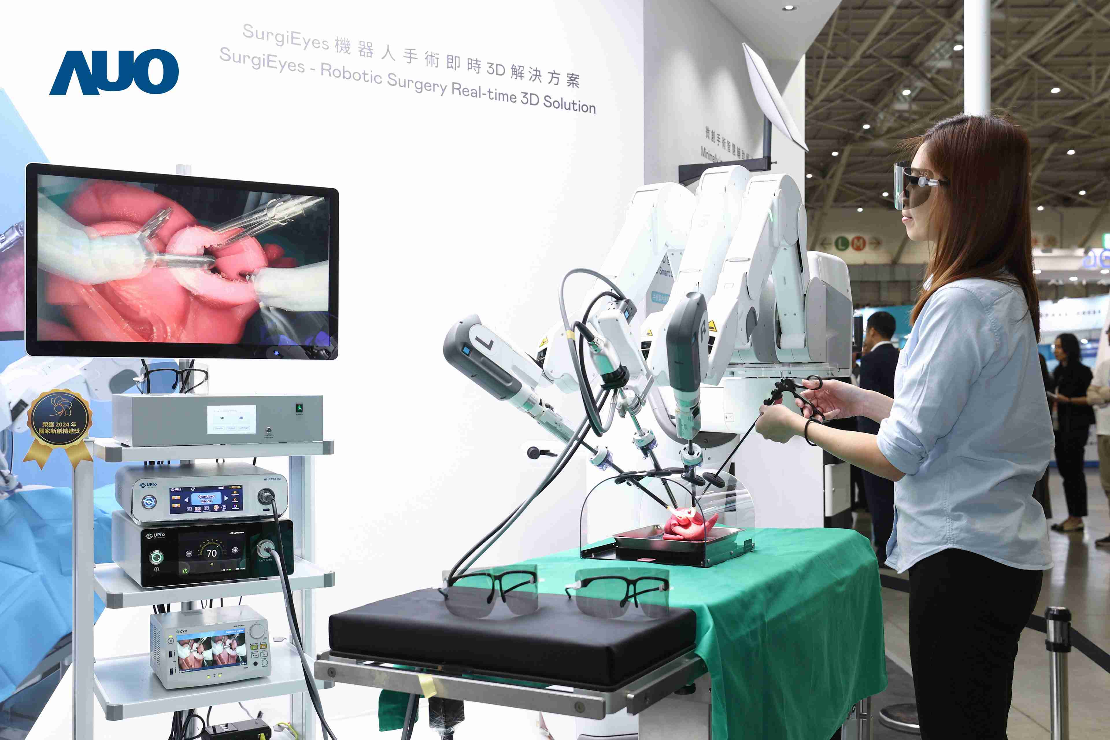 达擎以领先的3D显示技术推出〝SurgiEyes机器人手术实时3D解决方案〞，，，整合先进3D图像处理与独家3D垂直宽视角、、广色域的显示技术，，，手术团队可实时同步主刀医师视角看到清晰3D影像，，，提升沟通效率与安全性。。。。